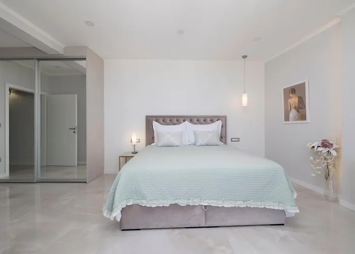 New -150M2 Penthouse With Shared Pool - Villa Smaragd