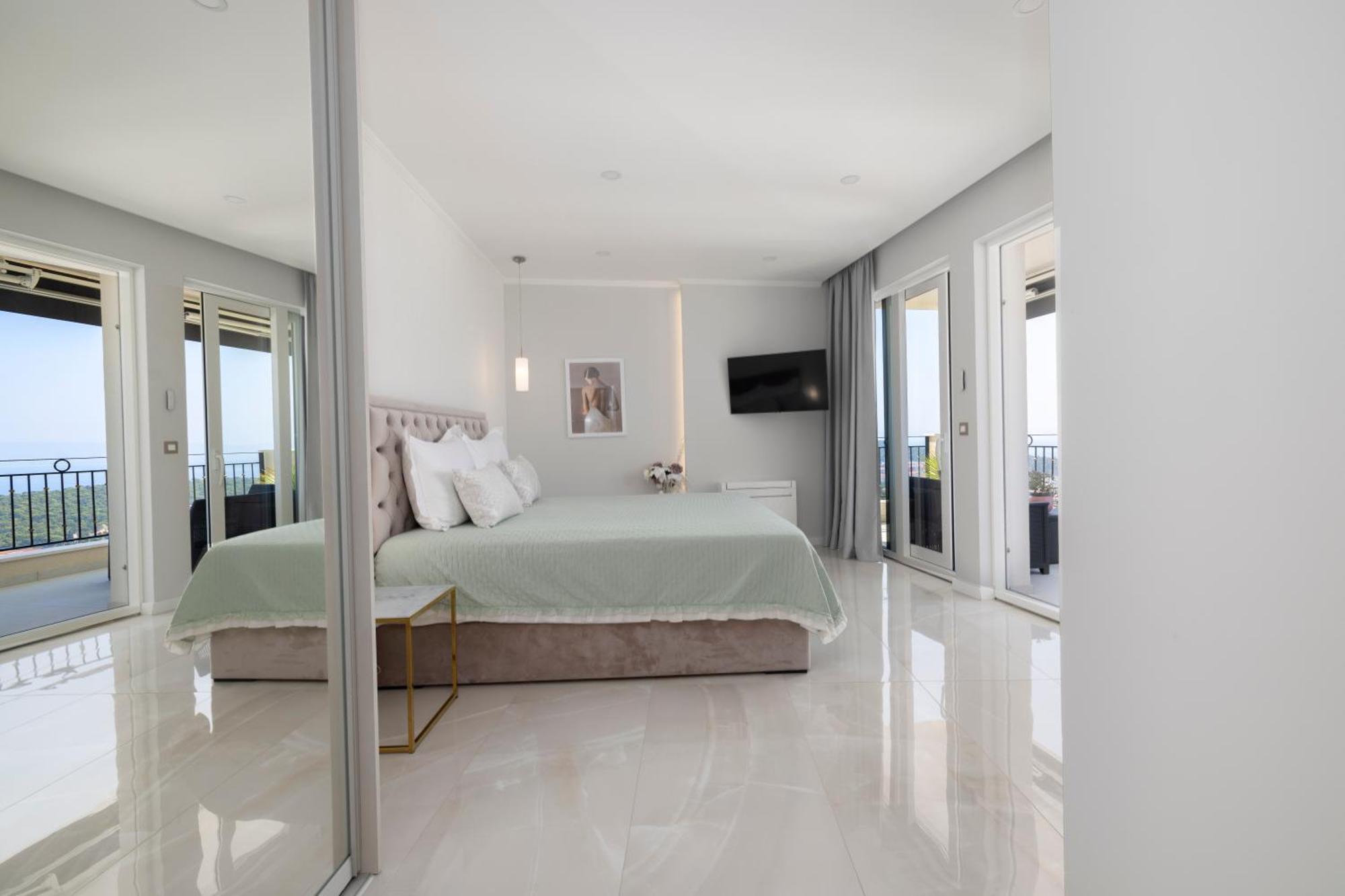New -150m2 Penthouse With Shared Pool - Smaragd